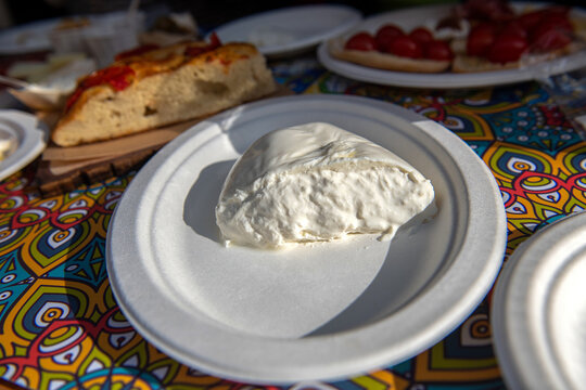 kremowa w środku i twarda na zewnątrz mozzarella di buffala