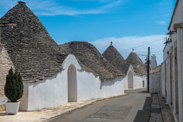 słynne białe domu z kamienistymi dachami w miejscowości Alberobello - obrazy, fototapety, plakaty