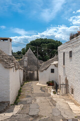 Fototapeta na wymiar wąska uliczka w Alberobello 