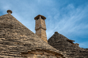Fototapeta na wymiar kamienne dachy z murowanym kominem