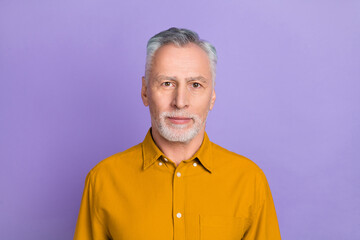 Obraz premium Photo of serious old grey hairdo man wear yellow shirt isolated on violet color background