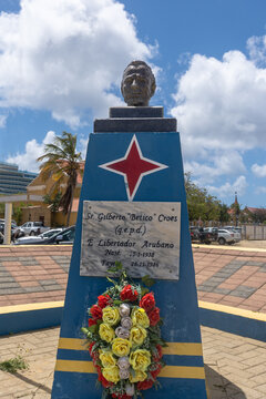 Kralendijk, Bonaire: Gilberto "Betico" Croes monument and bust. Reads: q.e.p.d. (que en paz descanse = Spanish for rest in peace) E. Liberador Arubano (The Liberator of Aruba). 