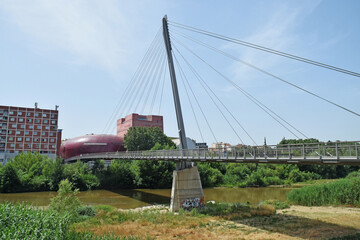 Passerelle sur la rivière Têt et théâtre de l'Archipel ; Perpignan, Pyrénées orientales, Roussillon, Occitanie, France.
