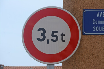 Panneau sens interdit aux véhicules de 3,5 tonnes. 