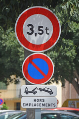 Panneau stationnement interdit aux véhicules de 3,5 tonnes, hors emplacements, sauf sur les...