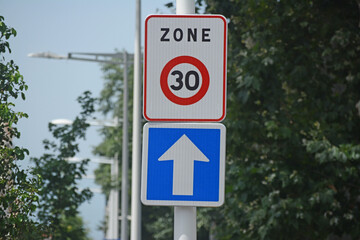 Panneaux zone 30 et sens unique.