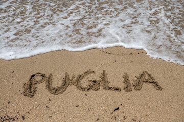 napis Puglia na piasku
