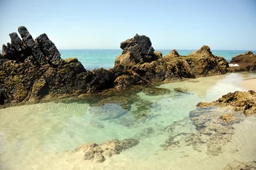 Foto op Plexiglas Bolonia strand, Tarifa, Spanje Natuurlijke zwembaden van Bolonia. Bolonia zwembaden. Gelegen aan het strand van Bolonia, een van de stranden van Tarifa in het natuurpark van de Straat (Parque Natural del Estrecho), kust van Cadiz, Spanje