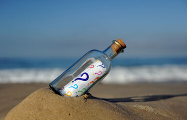 Bouteille trouvée sur la plage avec des questions colorées à l'intérieur. De nombreuses...