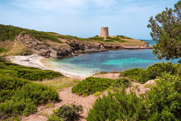 Sardegna, spiaggia e antica torre costiera di Piscinnì, vicino a Teulada, Italia, Europa 