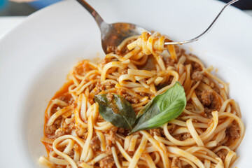 How to eat pasta with cutlery