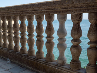 Fototapeta na wymiar Balustrade vor dem Mittelmeer im mediterranen Stil