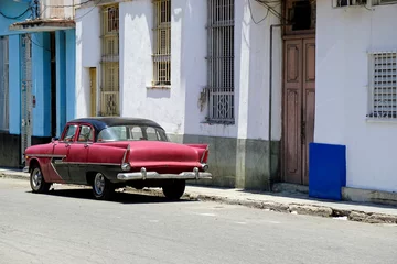 Fototapeten old car in the streets of havana © chriss73