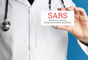 SARS (Schweres Akutes Respiratorisches Syndrom). Doktor mit Stethoskop zeigt Karte. Hand hält...