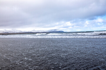 schneebedeckte Küste in Island