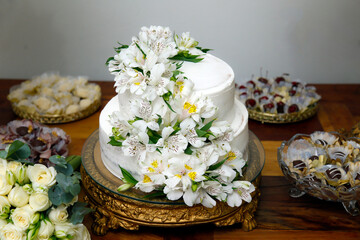 cake wedding beautiful and white with flowers