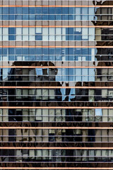 Reflexo em um prédio localizado na Avenida Norte-Sul em Campinas, São Paulo, Brasil