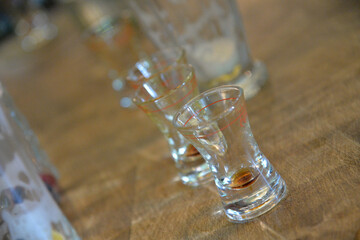 leere wein biergläser glas schnapsgla sfeier party saufen