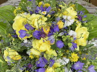 Strauss aus echten Blüten mit blauen Glockenblumen und gelben Rosen, weissen Matrikaria, Leinkraut...
