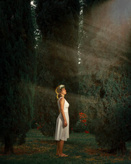 Mujer de vestido blanco perdida en el bosque, encuentro espiritual con uno mismo, mujer rubia con pelo rizado caminando en medio del jardín