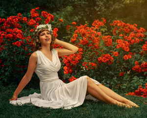 Mujer de vestido blanco sentada en medio de un jardín de rosas rojas , hada en medio de la naturaleza, la libertad y tranquilidad de la mujer en el 2022