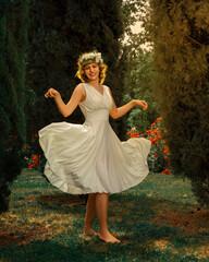 La sensación de libertad de la mujer en la naturaleza, Mujer  en medio del bosque con el vestido levantado por el viento, mujer rubia con vestido blanco en medio del jardín 