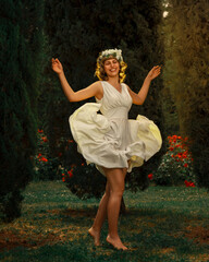 La sensación de libertad de la mujer en la naturaleza, Mujer  en medio del bosque con el vestido levantado por el viento, mujer rubia con vestido blanco en medio del jardín 