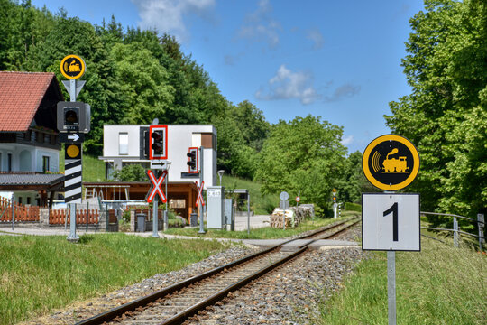 Waidhofen, Ybbs, Bahn&uuml;bergang, Citybahn, Ybbstalbahn, Haltestelle, Vogelsang, HTL, Verkehrszeichen, Schmalspurbahn, Nahverkehr, Signal, Lichtsignal, Pfeifen, Aufforderung, Signalisierung, Spurweite, 7