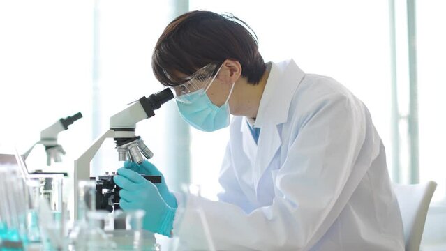 顕微鏡を覗く研究者