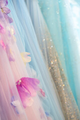 紫とブルーのカラードレス ウェディングドレス ドレス選び 美しいレース 花	