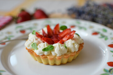 Strawberry Mini Tart With Mascarpone Filling And Almond Crust