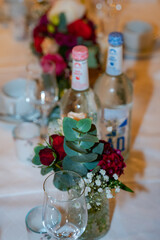 Hochzeit, Tischdekoration, Deko, Blumen, Rosen, rot, grün