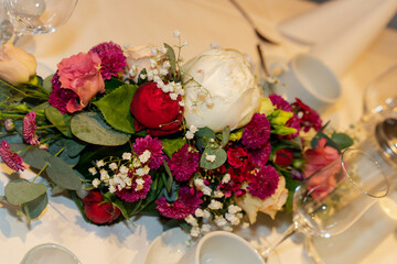 Hochzeit, Tischdekoration, Deko, Blumen, Rosen, rot, grün
