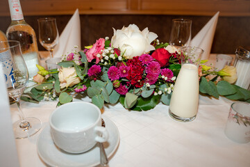 Hochzeit, Tischdekoration, Deko, Blumen, Rosen, rot, grün