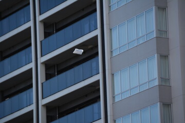 風に舞うビニール袋