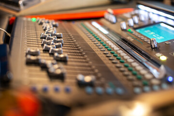 Consola de audio en estudio de grabación profesional
Audio console in professional recording studio