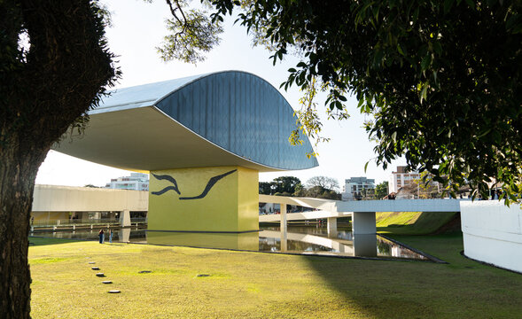Museu Oscar Niemeyer, museu de arte que está localizado na cidade de Curitiba, capital do estado do Paraná, no Brasil. 