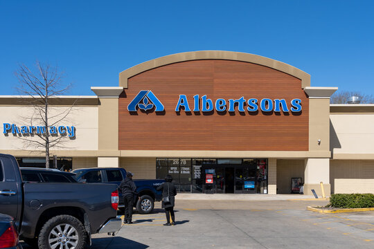 
Lafayette, LA, USA - February 13, 2022: An Albertsons supermarket store in Lafayette, LA, USA. Albertsons Companies, Inc. is an American grocery company. 
