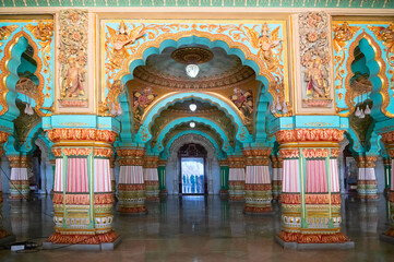 Obraz premium Mysore, Karnataka, India - November 25th 2018 : Beautiful decorated interior ceiling and pillars of the Durbar or audience hall inside the royal Mysore Palace. A very famous tourist attraction.