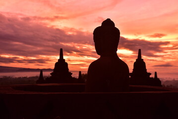 朝焼けのボロブドゥール遺跡