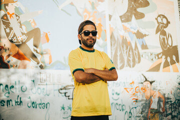 Hincha de Brasil gritando muy contento. Concepto de personas y deportes.  © artrolopzimages