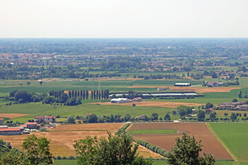 Fototapeta na wymiar landscape of Wide flatland called Padan Plain in Northern Italty with Farm and cultivated fields