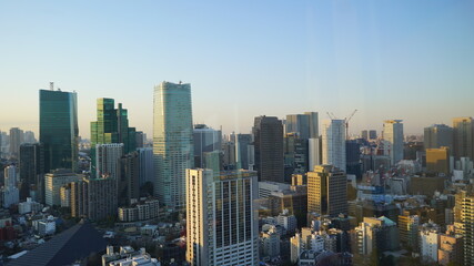 Fototapeta na wymiar Stadtansicht mit Hochhäusern in Tokyo, Japan