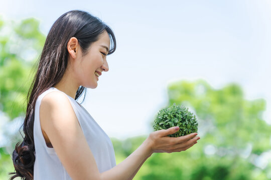 植物を持つ日本人女性（横顔）

