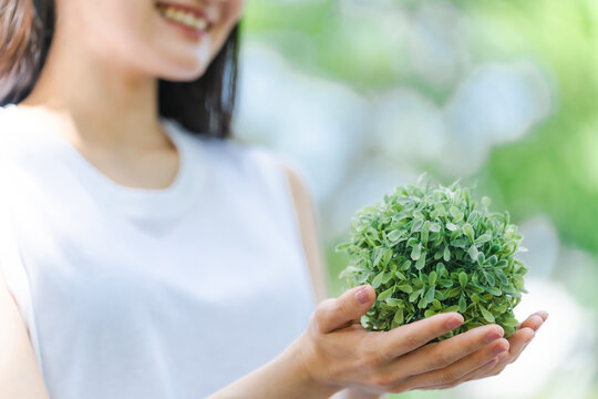 植物を持つ日本人女性（顔なし）
