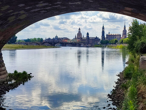 Bogen der Marienbrücke über die Elbe in Dresden, Blick auf das Zentrum der Altstadt