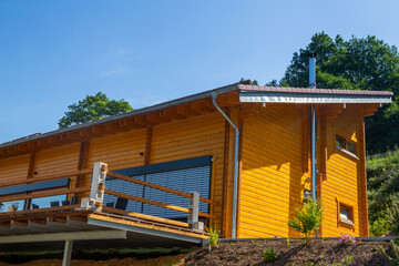 Obraz premium Schönes neues Holzhaus in ländlicher Umgebung