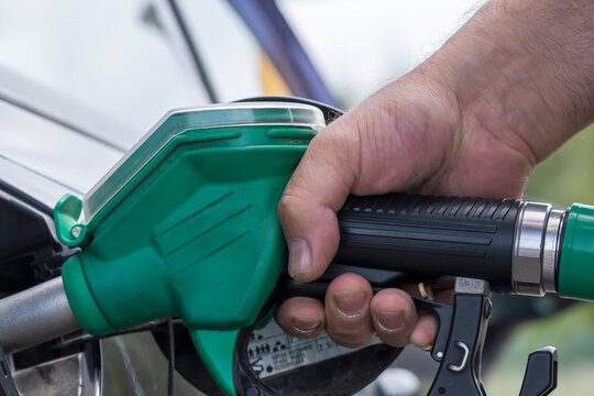 Ein Mann betankt an einer Tankstelle sein Auto, Deutschland, 15.06.2022, Forst