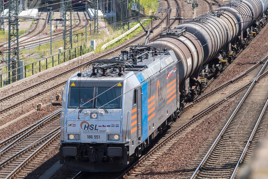 Ein Güterzug fährt durch den Hauptbahnhof in Dresden, Deutschland, 15.06.2022, Dresden