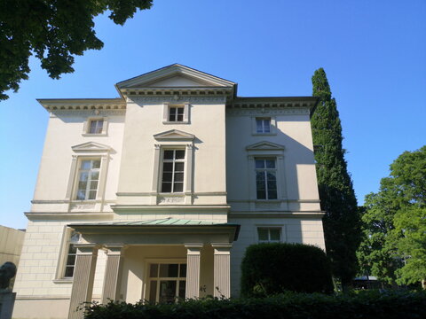 Das L&auml;ppische Landesmuseum vor blauem Himmel an der Ameide am Schlossteich im Sommer bei Sonnenschein in der Altstadt von Detmold am Teutoburger Wald in Ostwestfalen-Lippe
